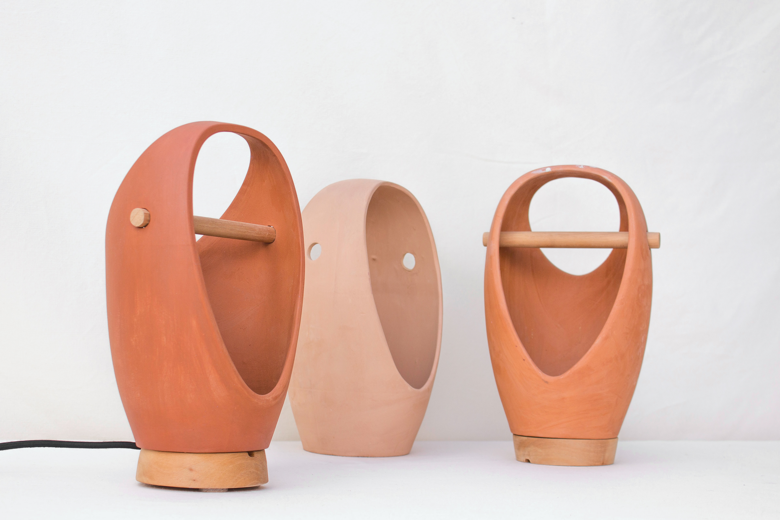 lamps and lanterns，manual，portable，texture of material，