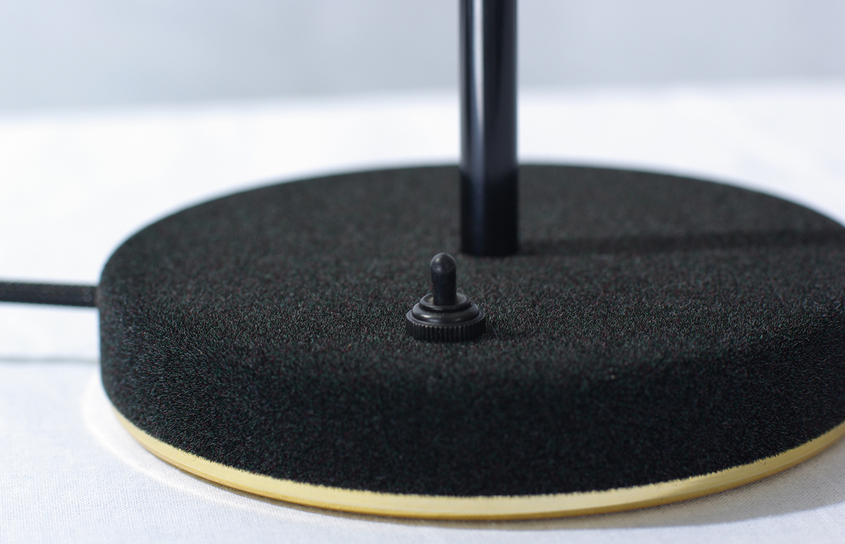 Black anodized alumina，20 watts，Low pressure halogen bulb，Golden spherical metal reflector，Desk lamp，velvet，