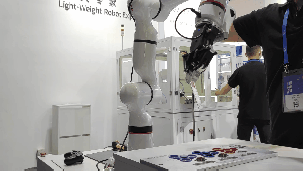 机器人，复合机器人，机械臂，智能制造，协作机器人，