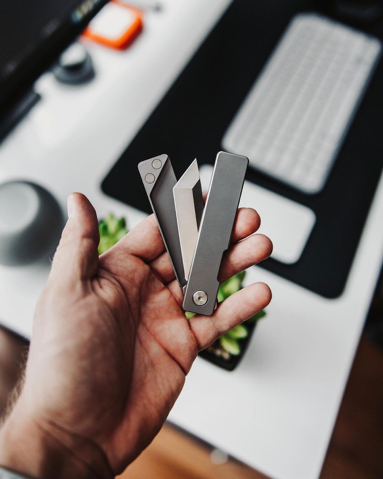 titanium alloy，EDC knife，product design，Appearance design，delicate，MagBlade，