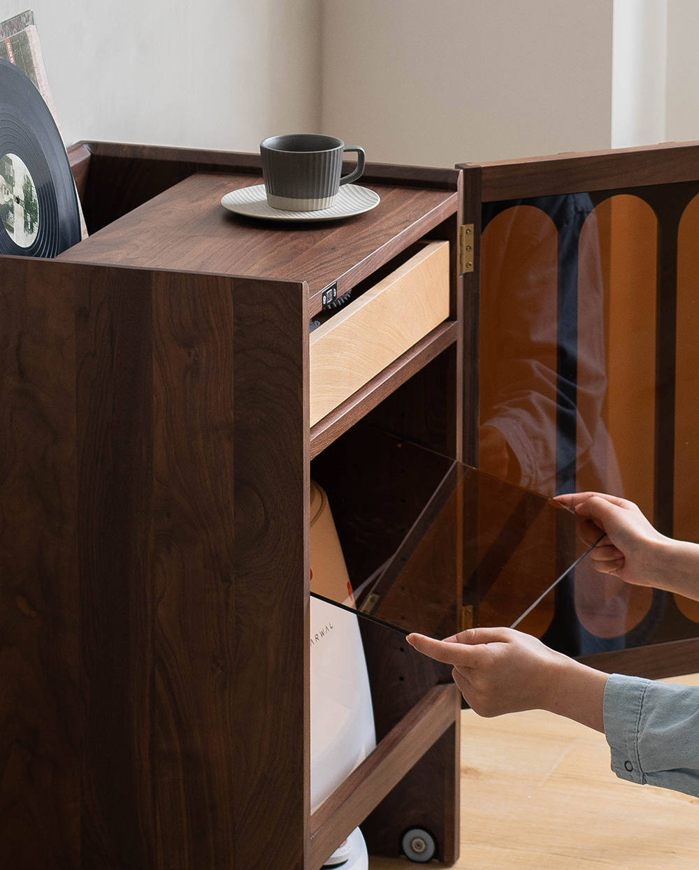 Solid wood furniture，furniture design ，product design，sweeping machine，Side cabinet，