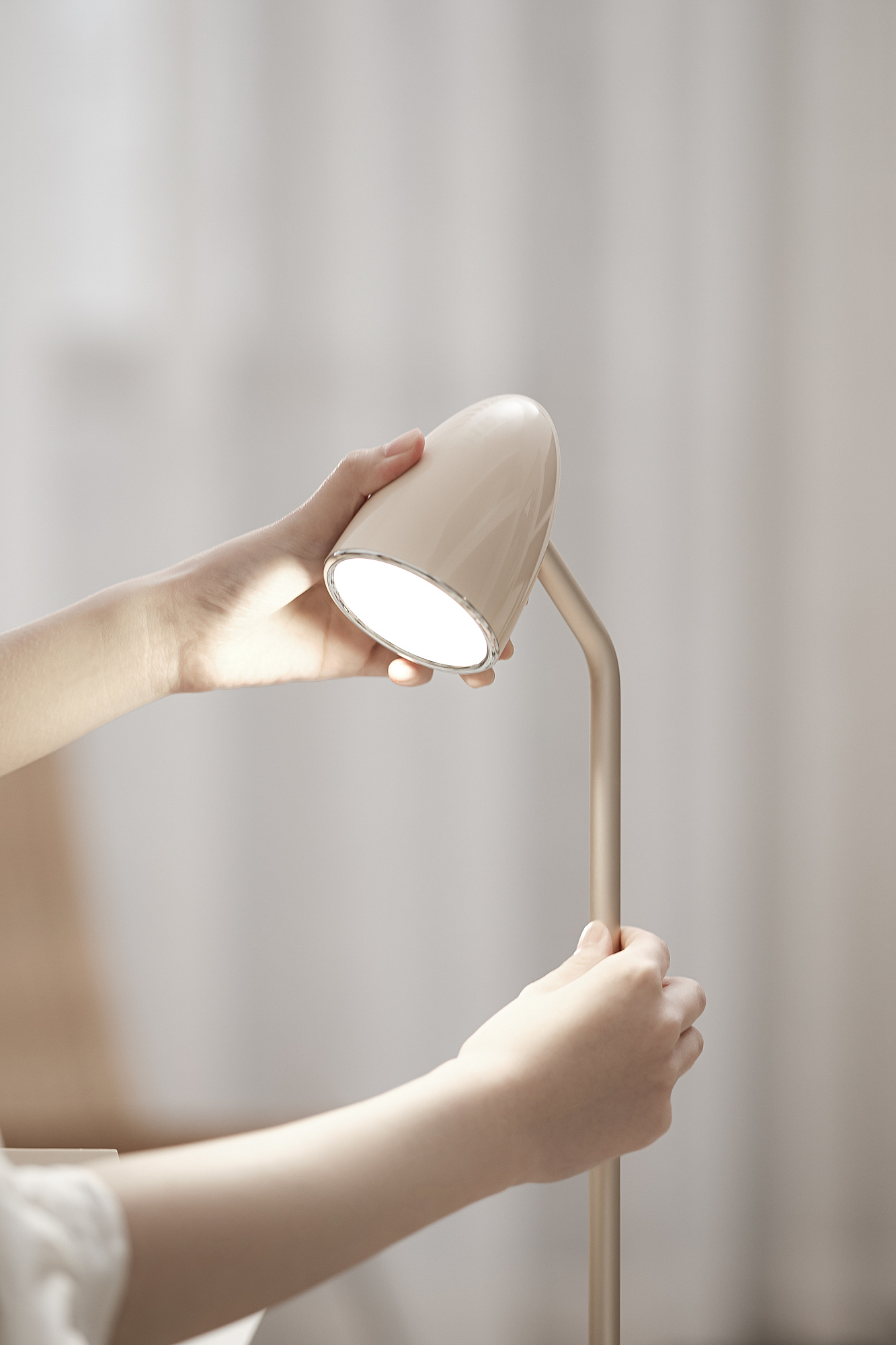 Crazy sound，Desk lamp，Shenzhen，White base map，shot，