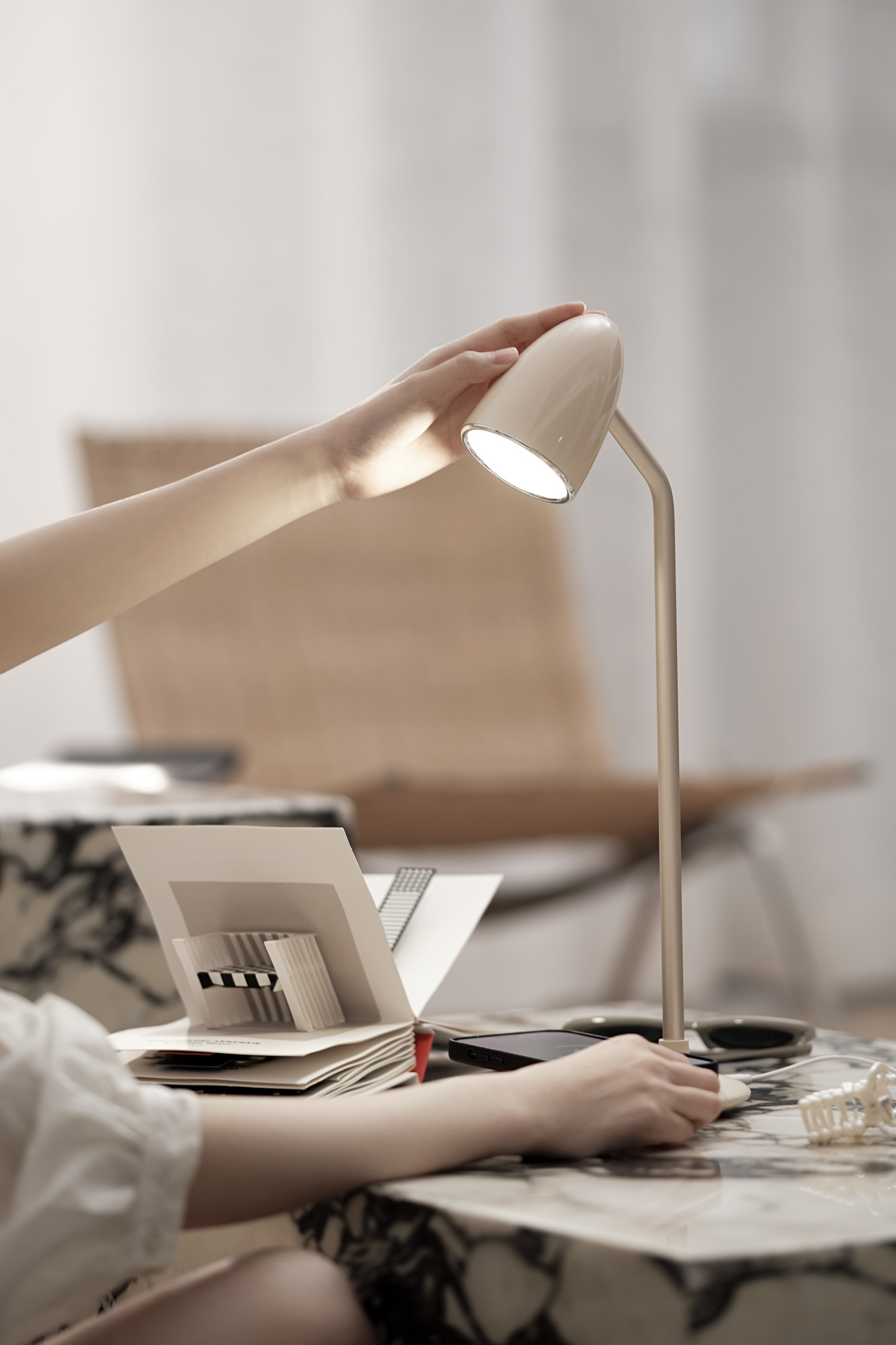 Crazy sound，Desk lamp，Shenzhen，White base map，shot，