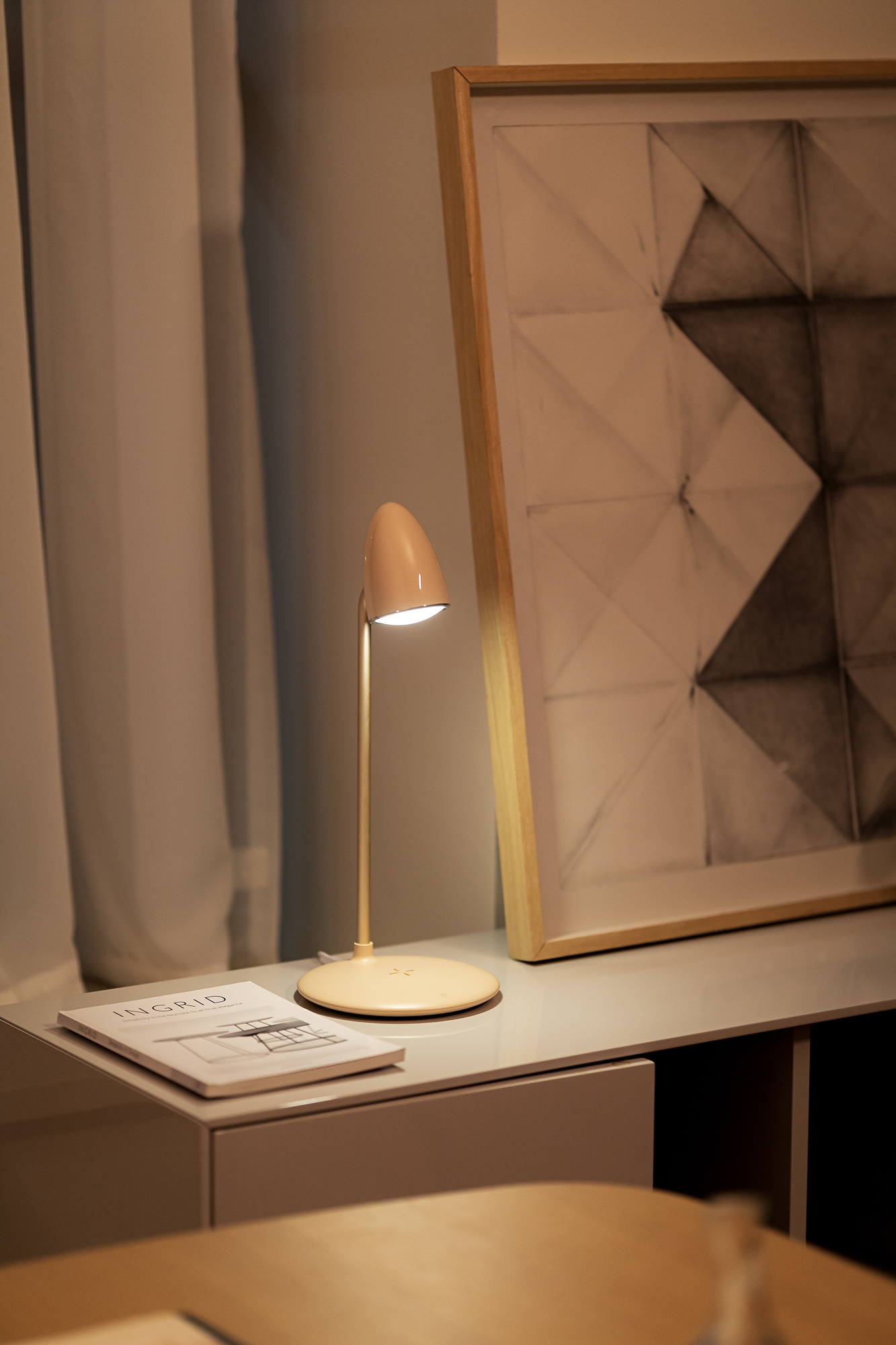 Crazy sound，Desk lamp，Shenzhen，White base map，shot，