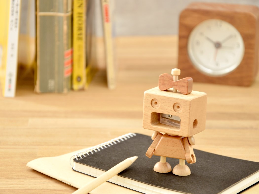 robot，wooden ，product design，industrial design，Design，to work in an office，