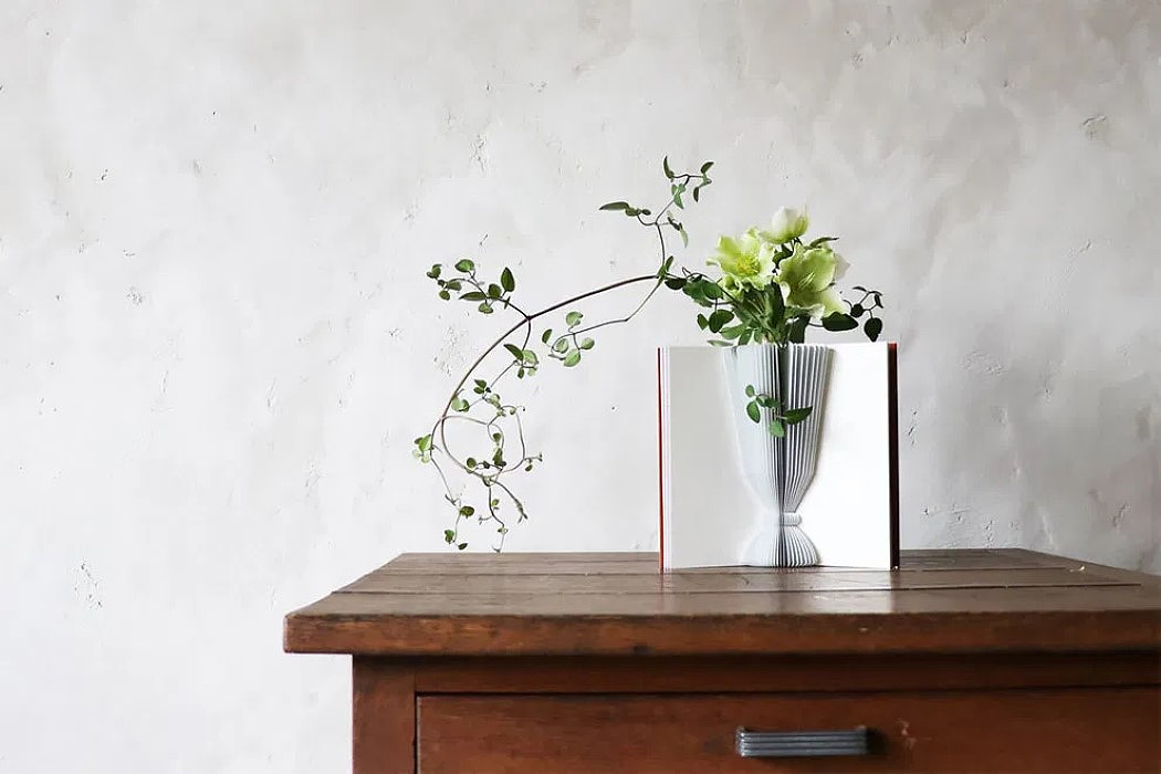 vase，book，decorate，