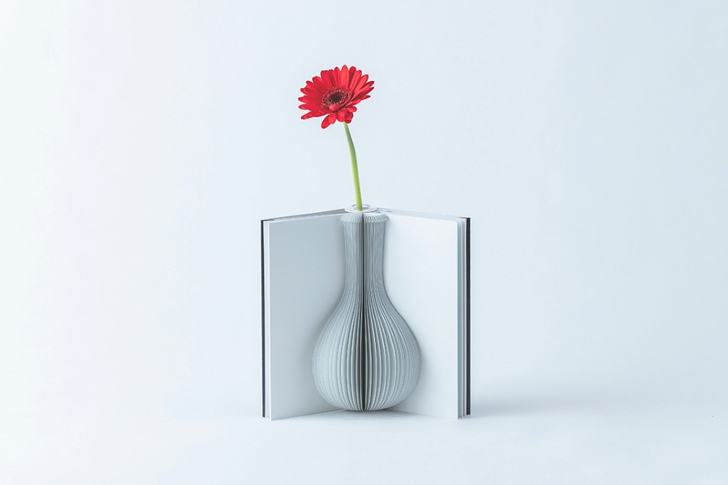 vase，book，decorate，
