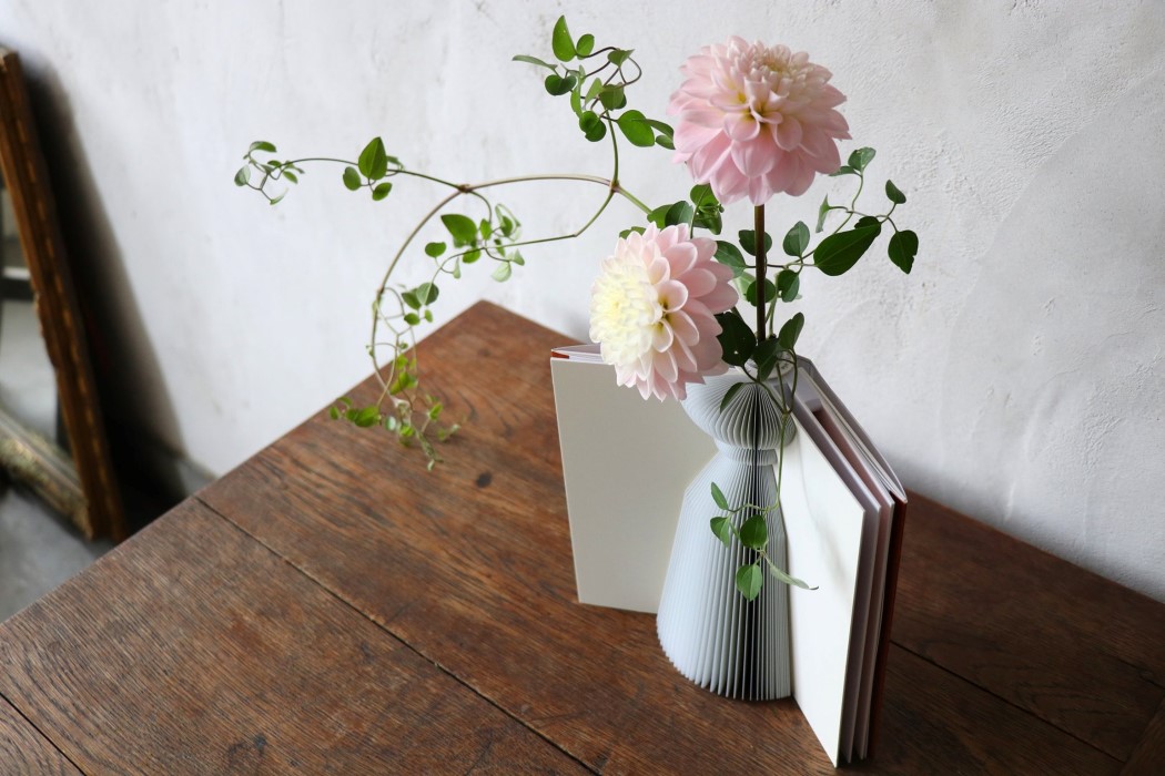 vase，book，decorate，