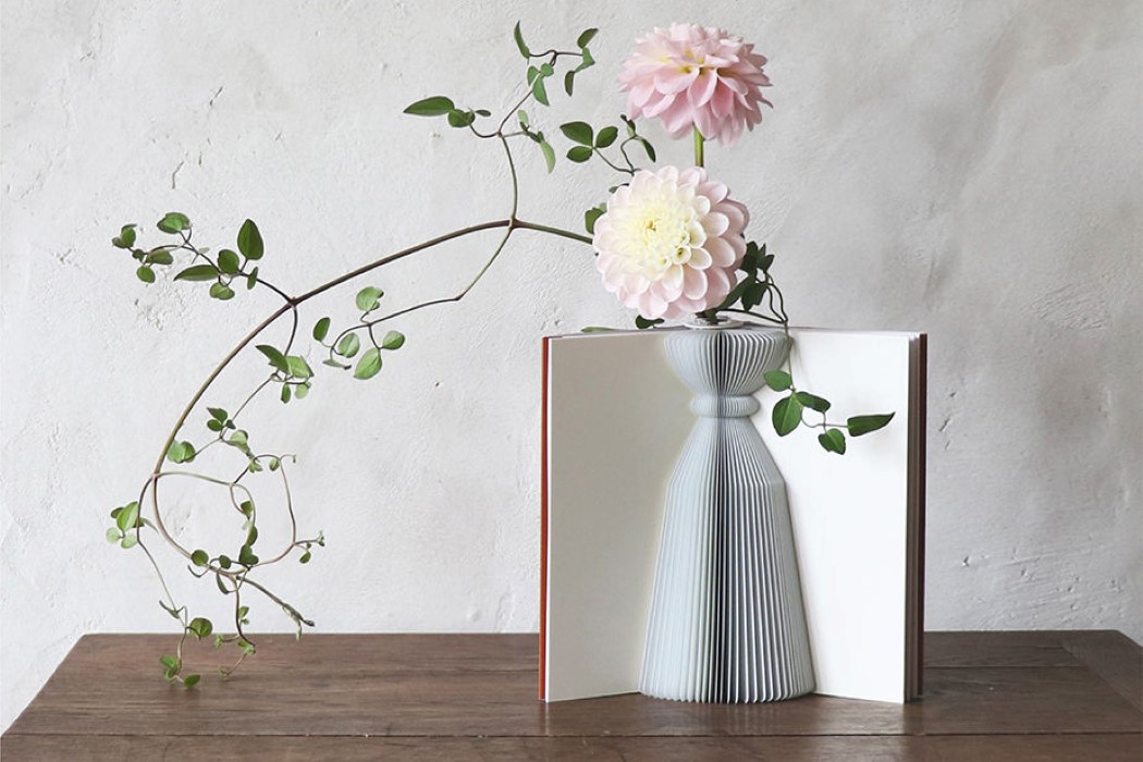 vase，book，decorate，