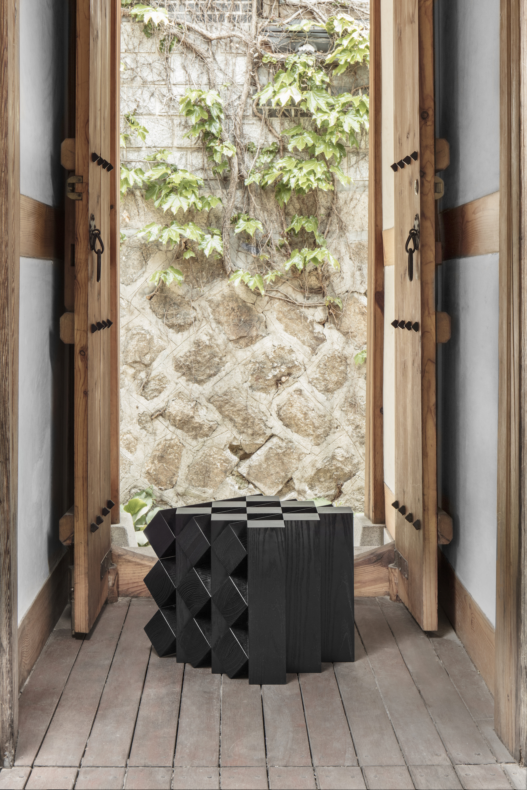 graft，TITLE，black，Sculpture，Table，