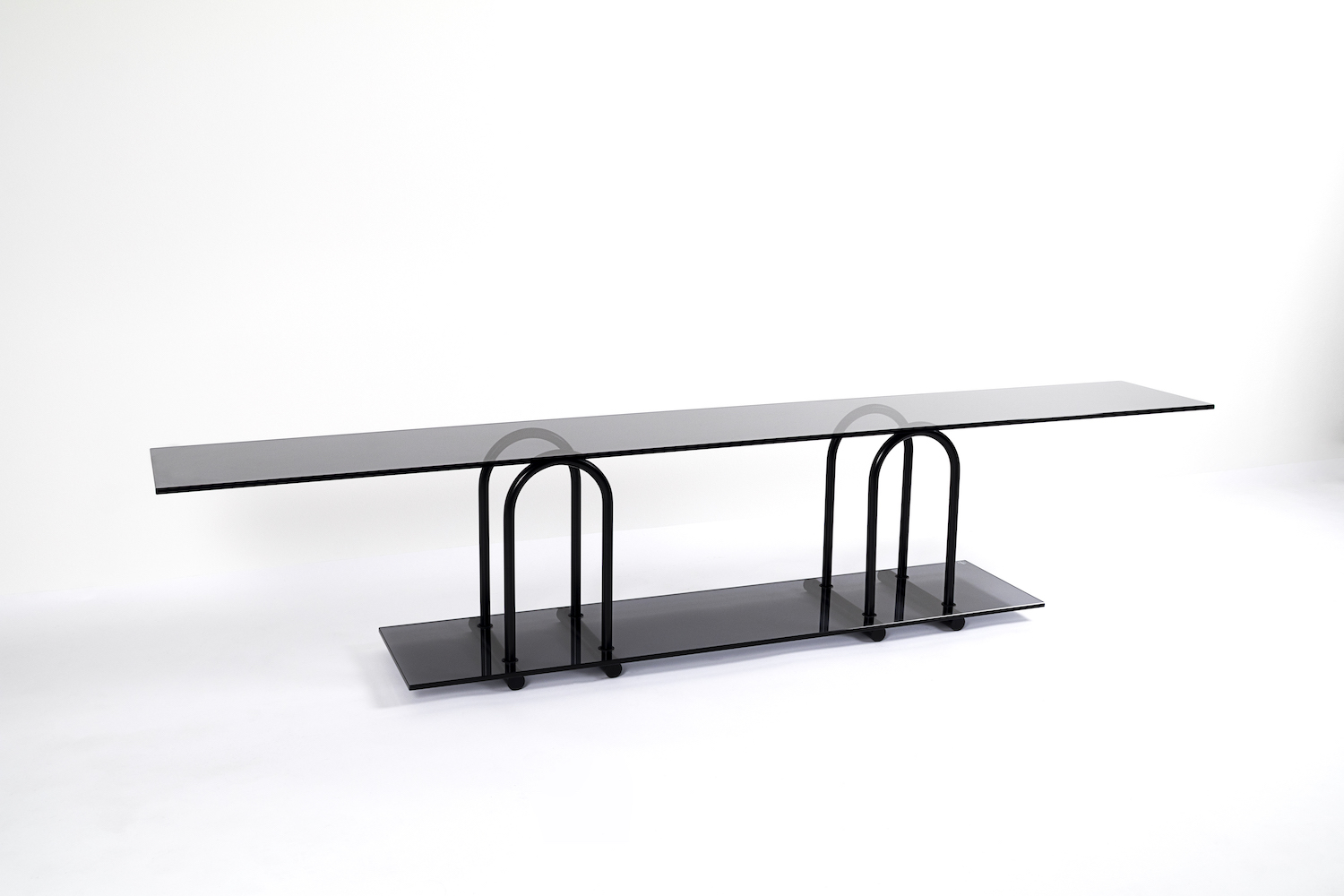 Table，Minimalist，sense of modernity，