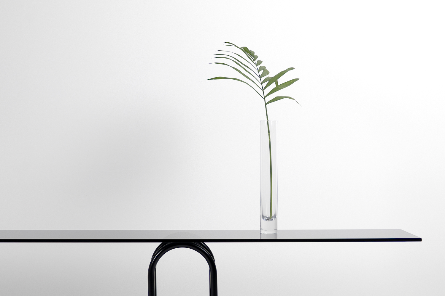 Table，Minimalist，sense of modernity，