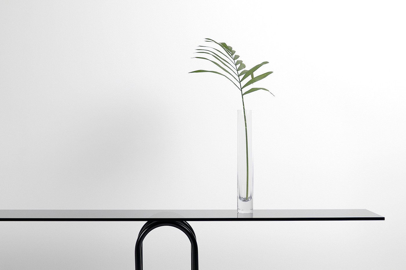 Table，Minimalist，sense of modernity，