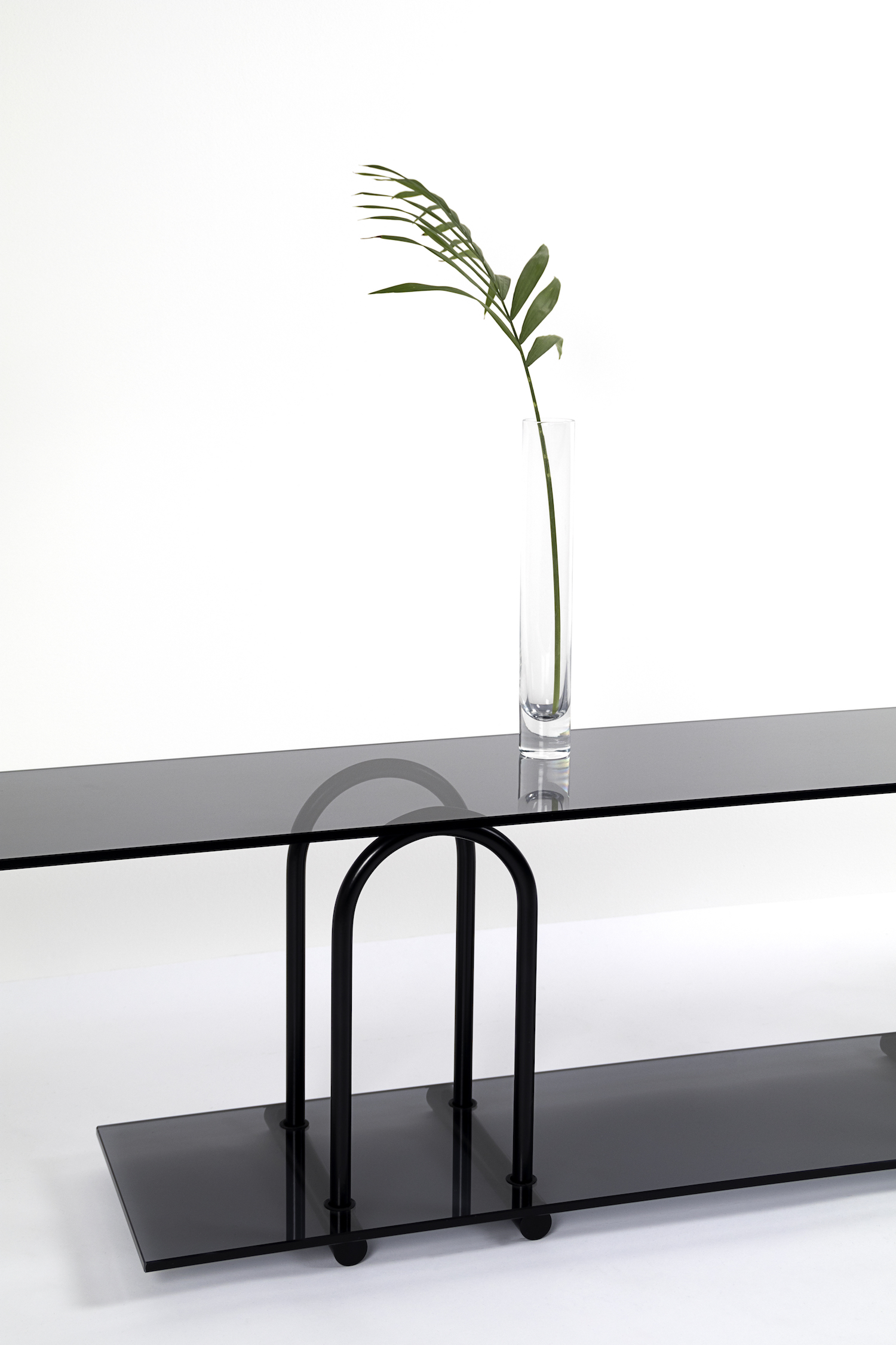 Table，Minimalist，sense of modernity，