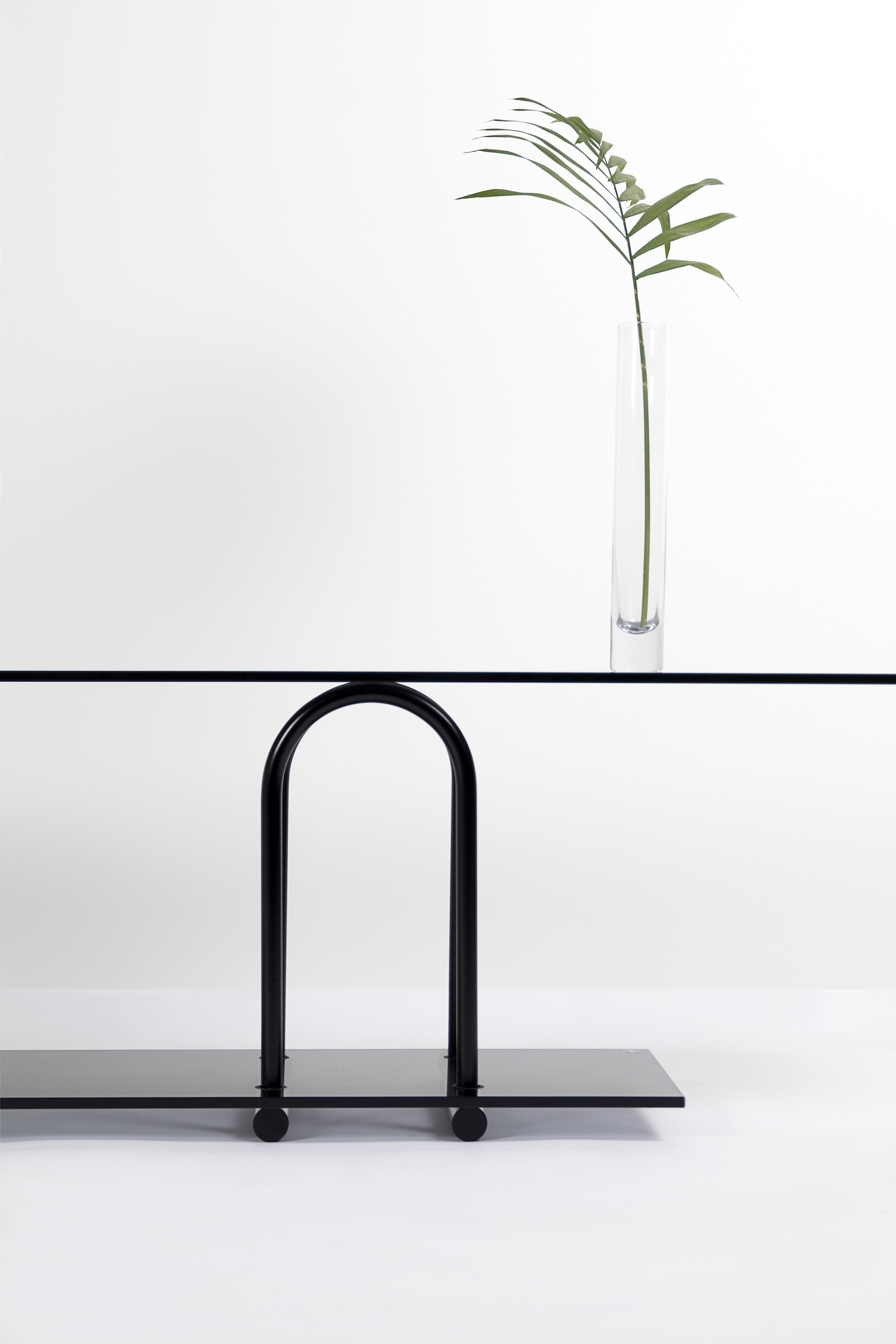 Table，Minimalist，sense of modernity，