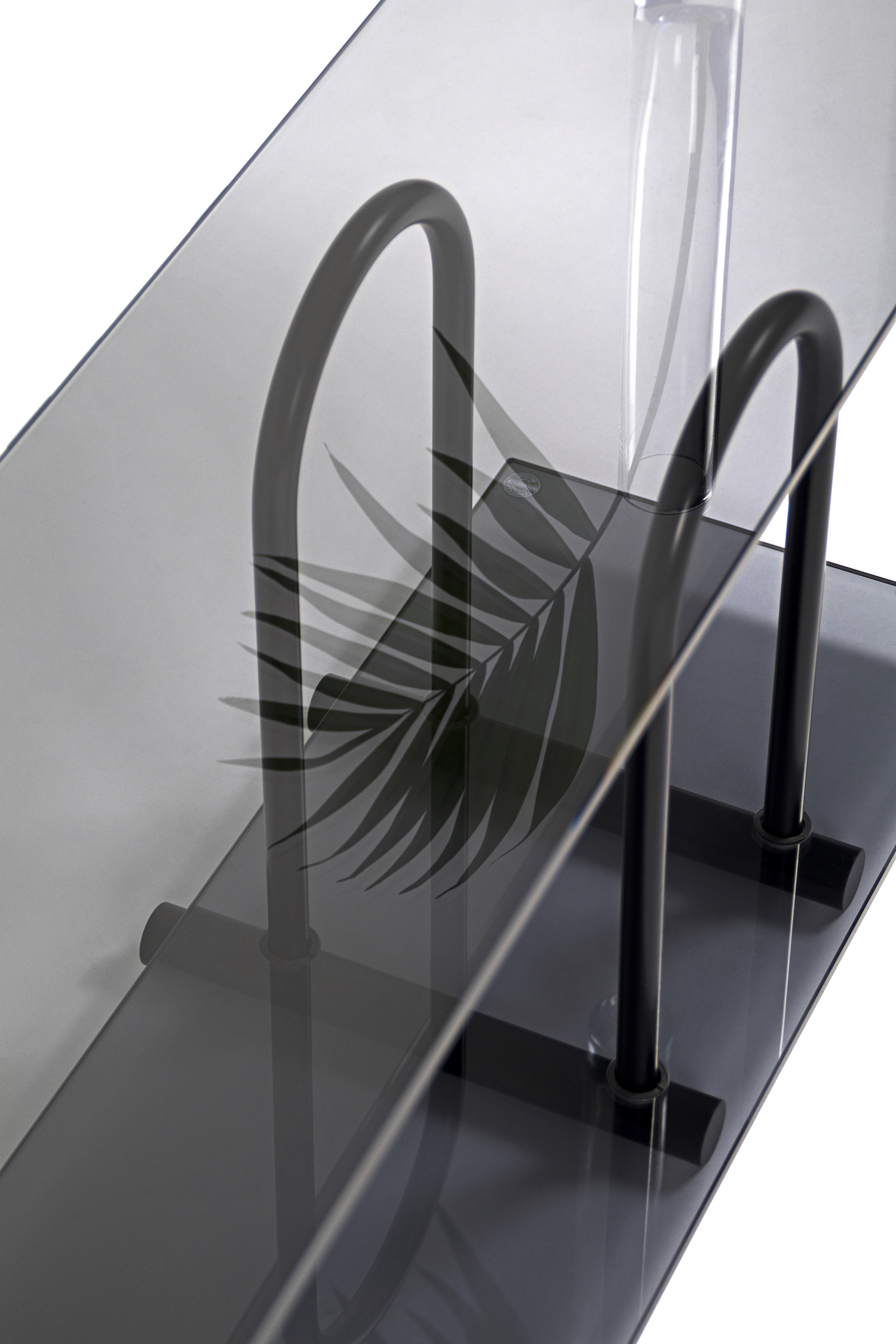 Table，Minimalist，sense of modernity，