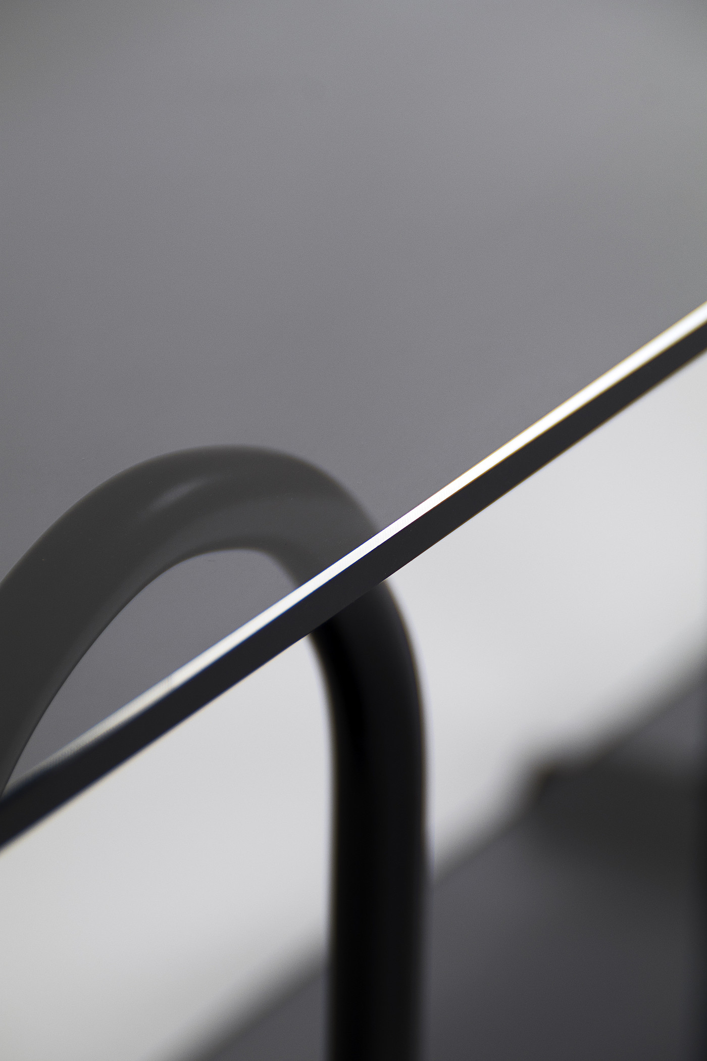 Table，Minimalist，sense of modernity，