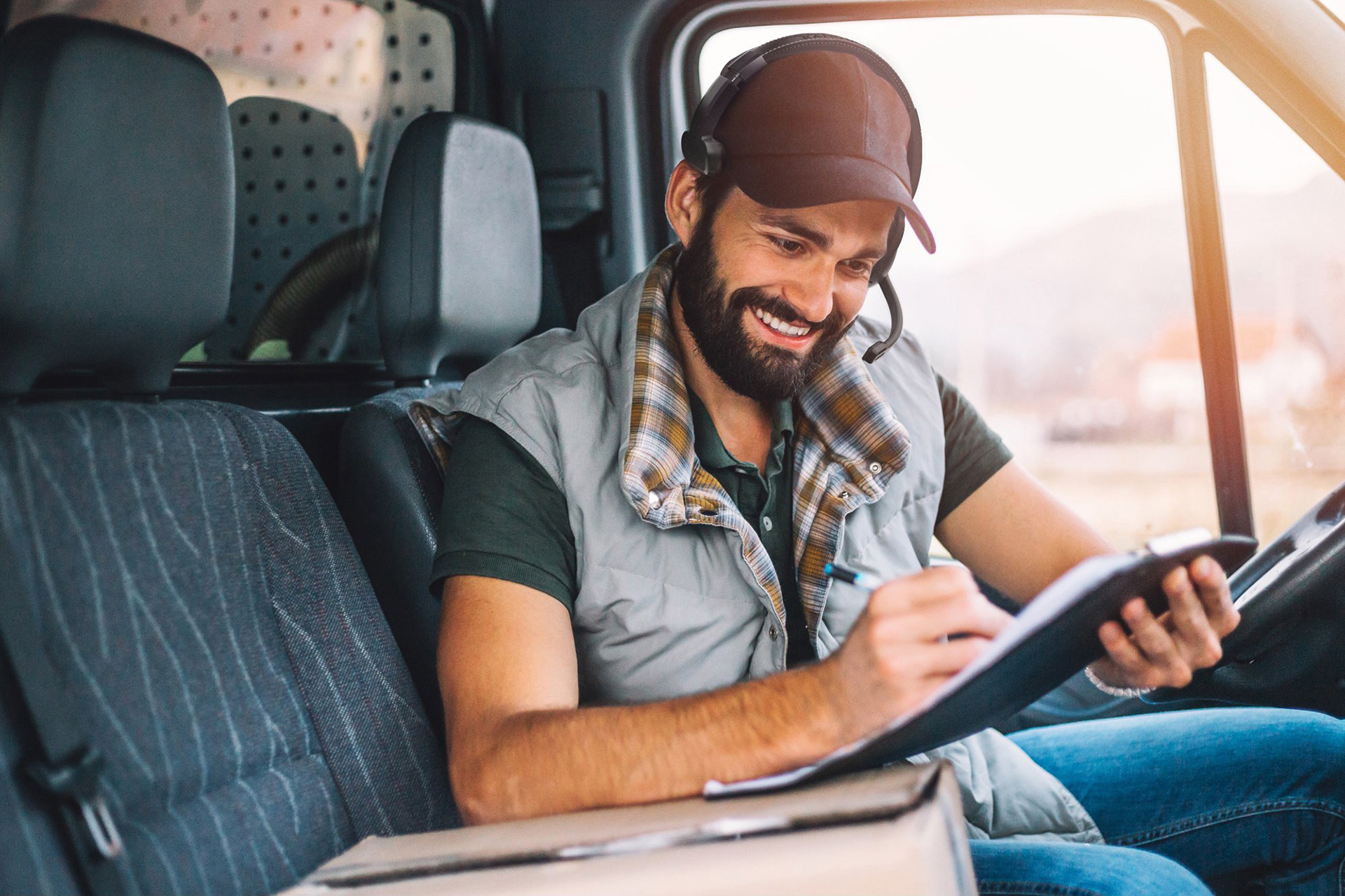 headset，Headwear，driver，truck，