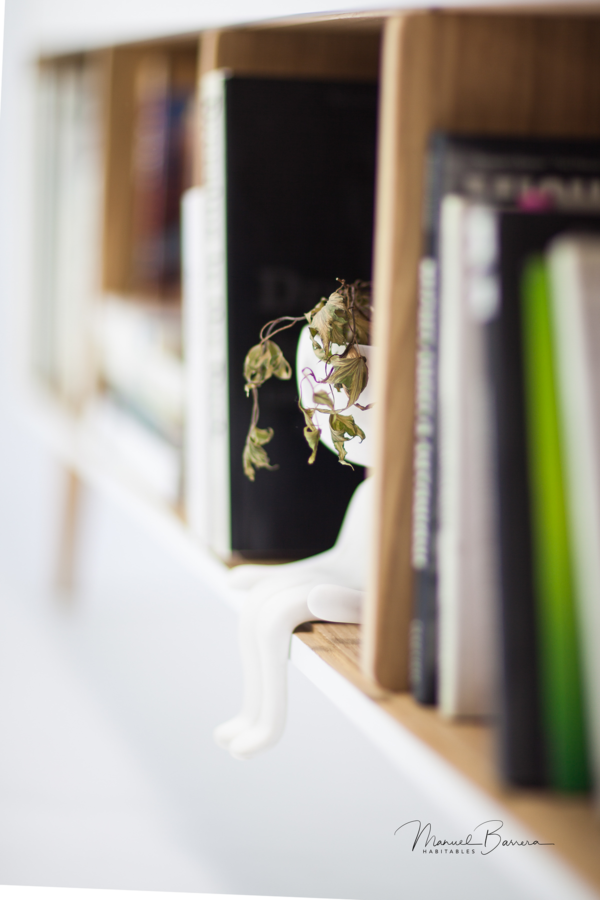 Oak Leah，White paint，Solid oak board，cupboard，