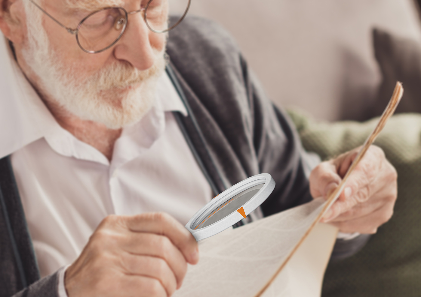 magnifier，Middle aged and elderly people，read，focusing，memory，