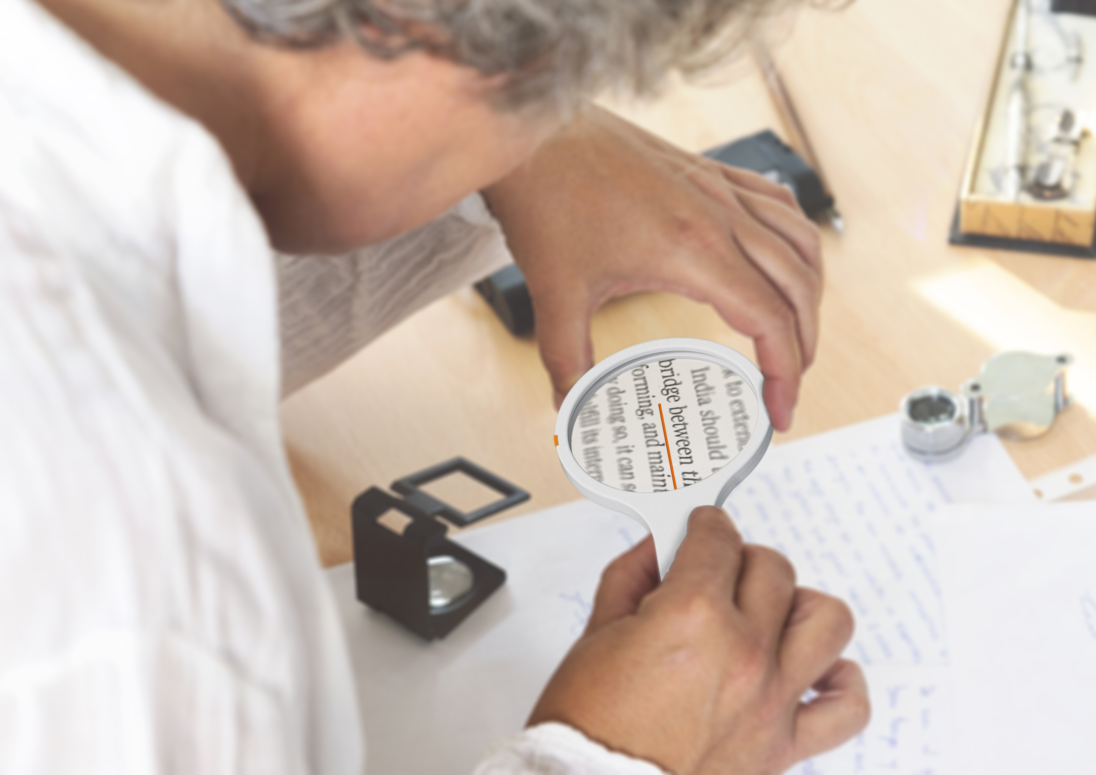 magnifier，Middle aged and elderly people，read，focusing，memory，