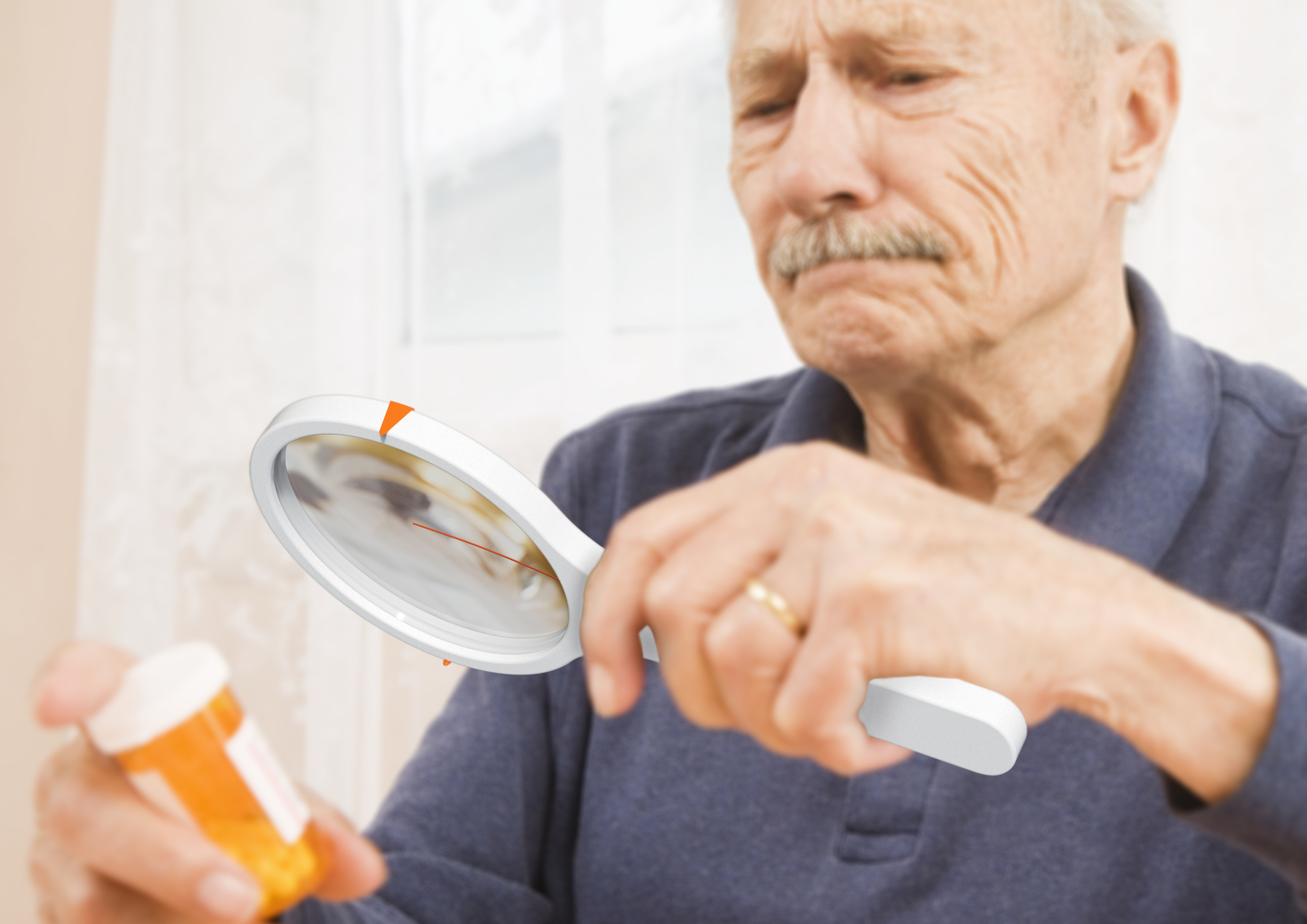 magnifier，Middle aged and elderly people，read，focusing，memory，