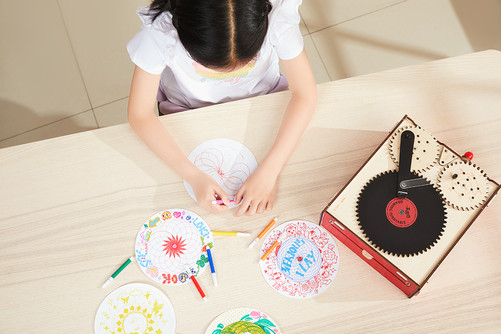 A box of funny，painting，geometry，jukebox，Retro，curve，children，Patchwork toy，