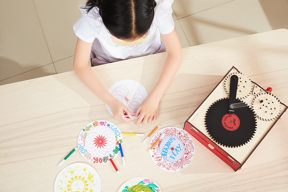 A box of funny，painting，geometry，jukebox，Retro，curve，children，Patchwork toy，