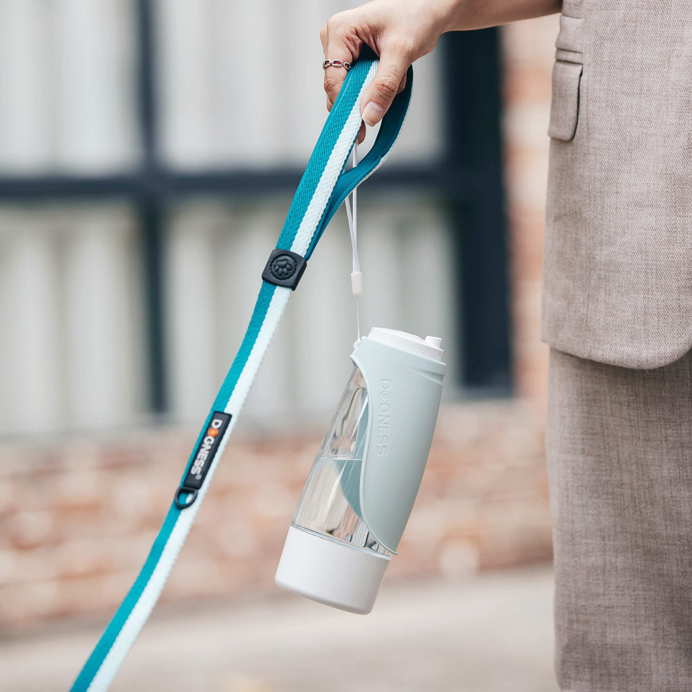 Pet multi-functional accompanying cup，Convenient cleaning，One key leak proof，Can be stored in water can be stored，Silicone folding sink，Turn over and drink，