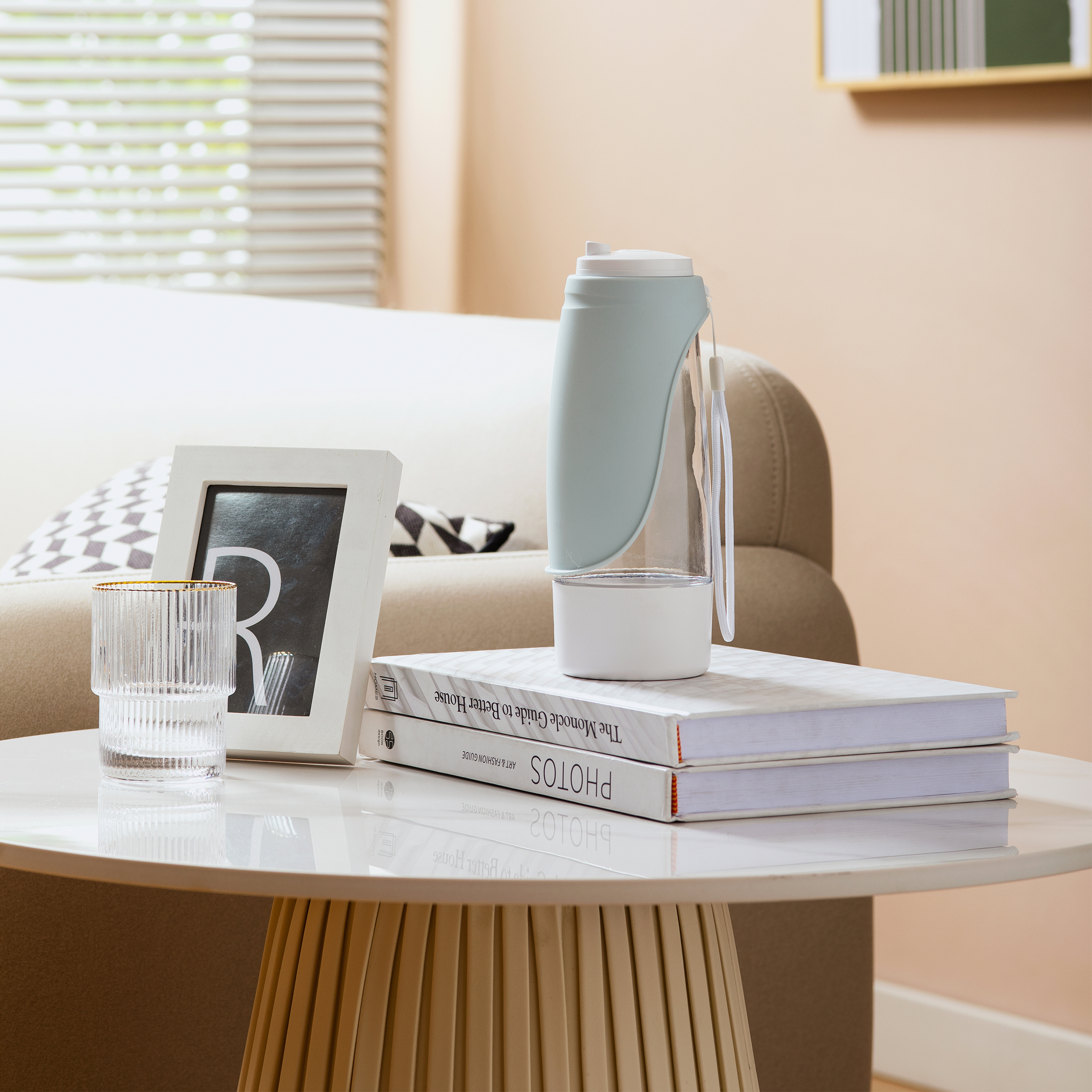 Pet multi-functional accompanying cup，Convenient cleaning，One key leak proof，Can be stored in water can be stored，Silicone folding sink，Turn over and drink，