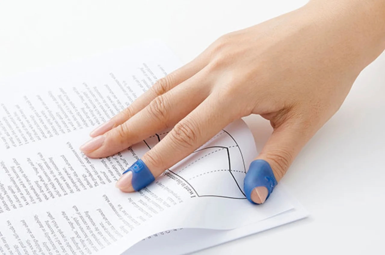 Turn a Book，paper，finger，