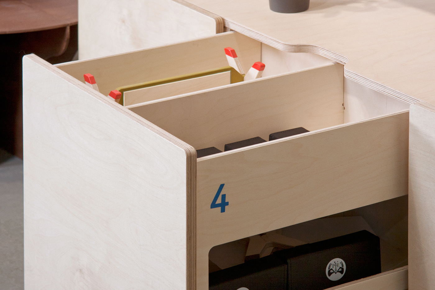 furniture，Home Furnishing，glasses，display，woodiness，assemble，