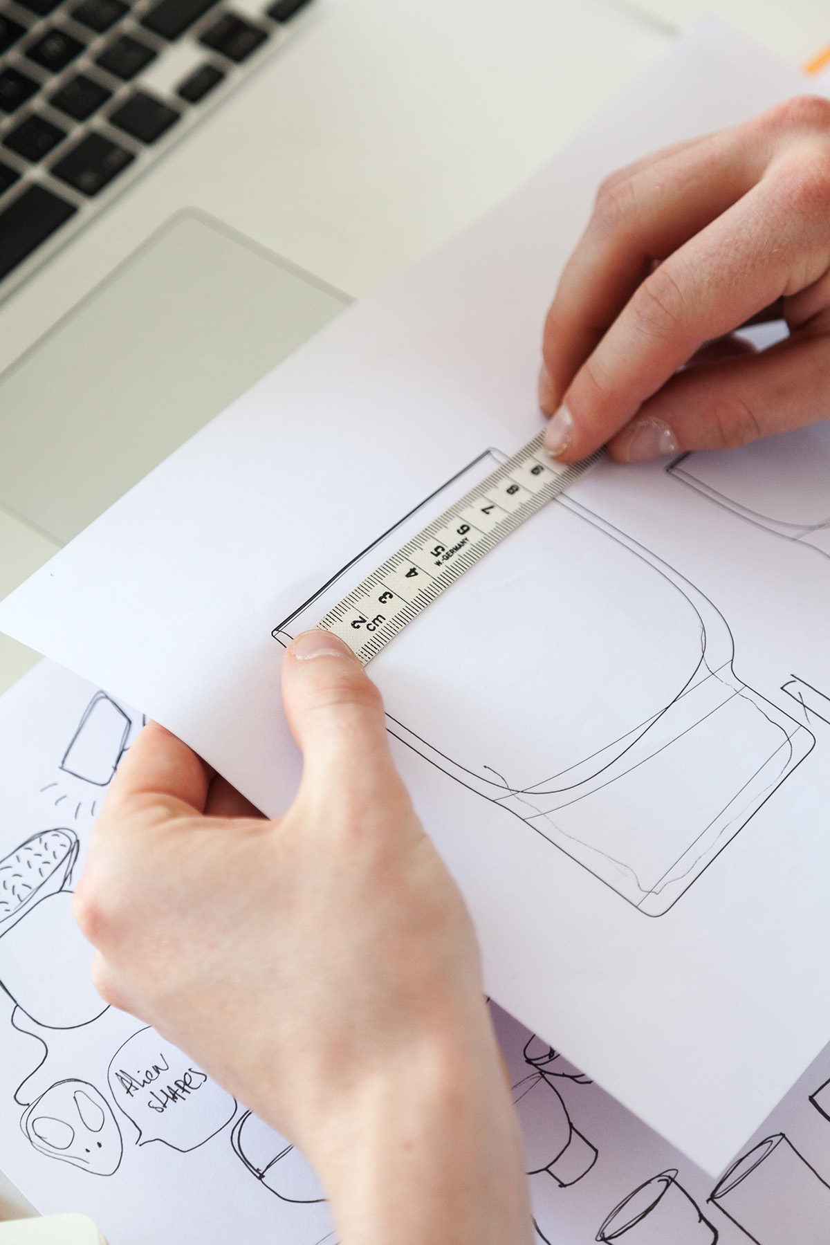 shuttlecock，Feather，USB drive，beat all，furniture，assemble，Wood marble combination，Easy to assemble，Picture frame，Flowerpot，Potted plants，two-dimensional，three-dimensional，Porcelain，tableware，Pinecone，Hand drawing，