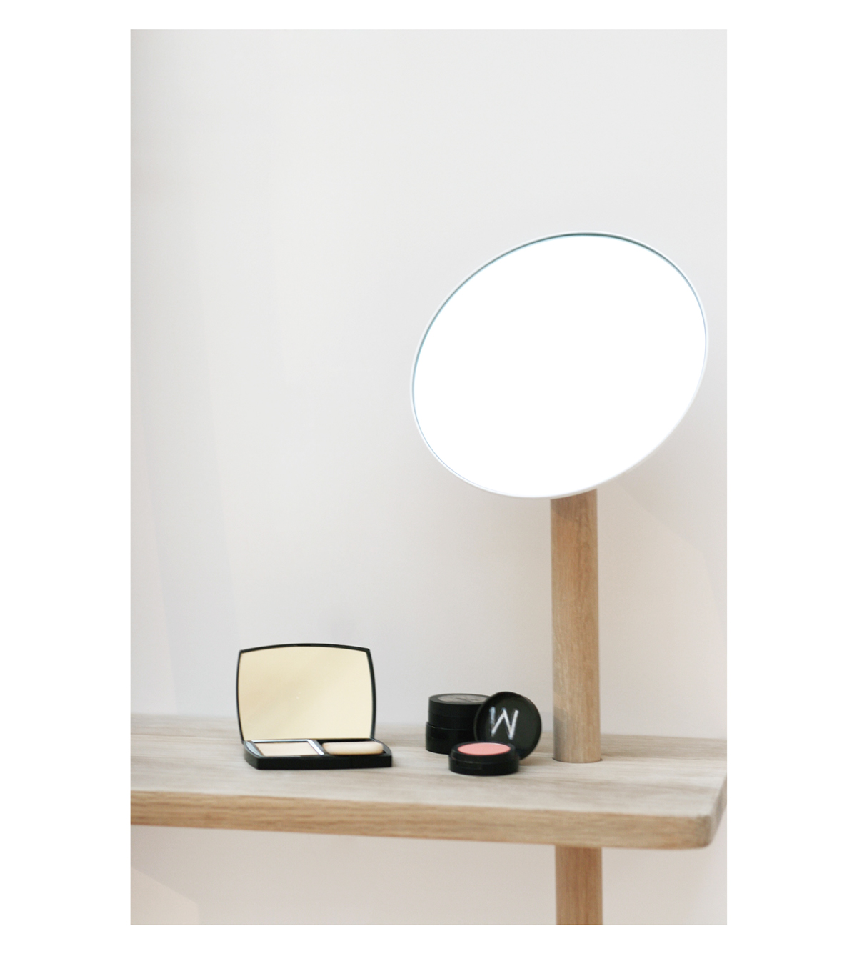 Dressing table，mirror，Lean on，Fight，