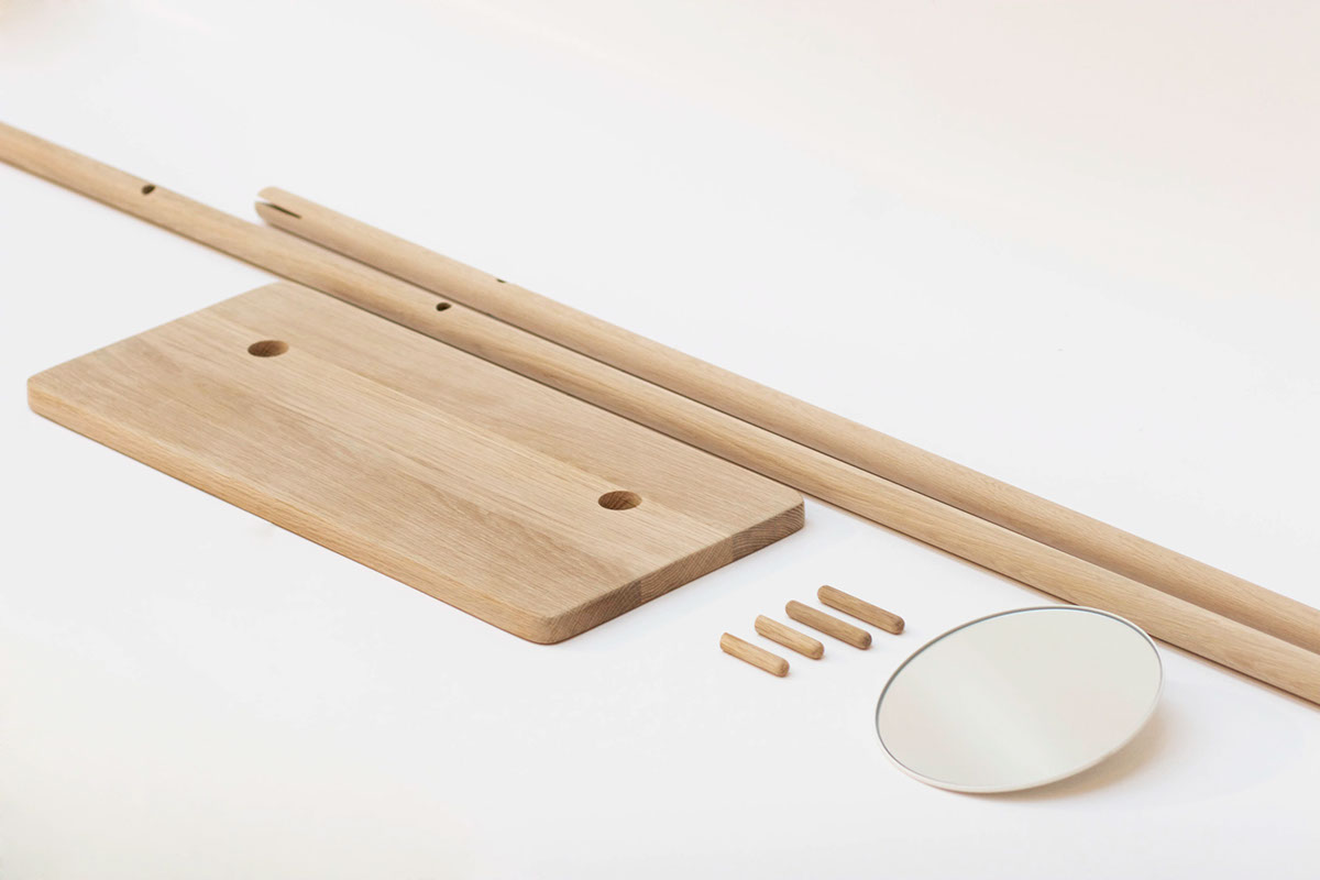 Dressing table，mirror，Lean on，Fight，