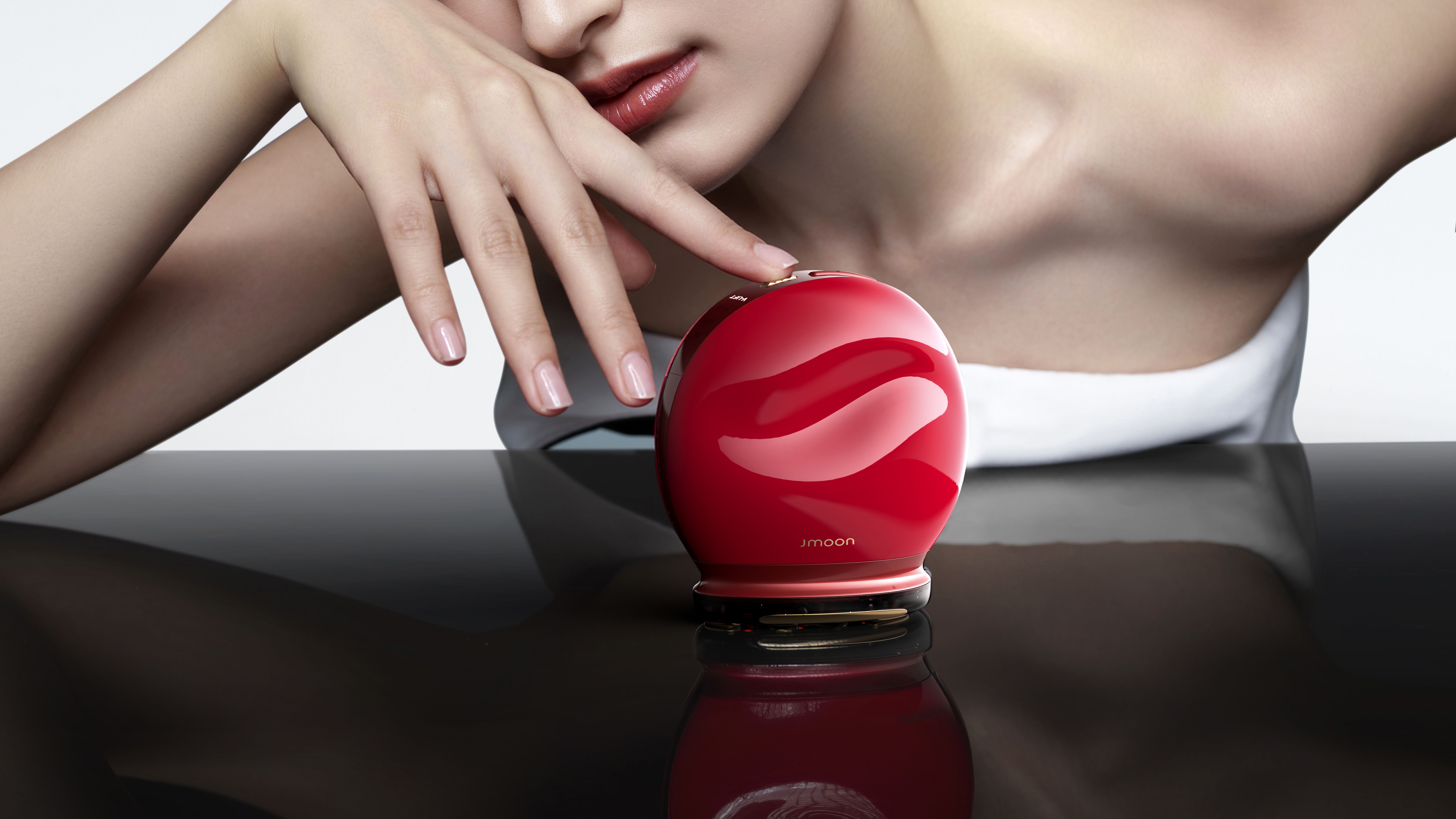 cosmetic instrument，female sex，curved surface，product design，industrial design，Product photography，cosmetology，nursing，