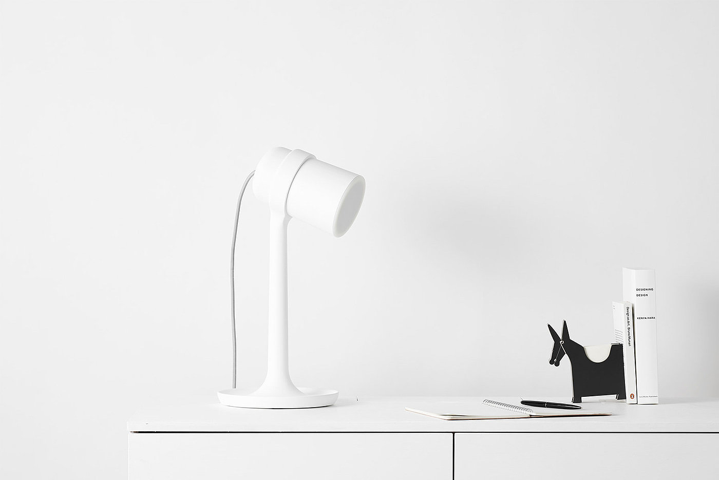 Desk lamp，white，Plain and clean，