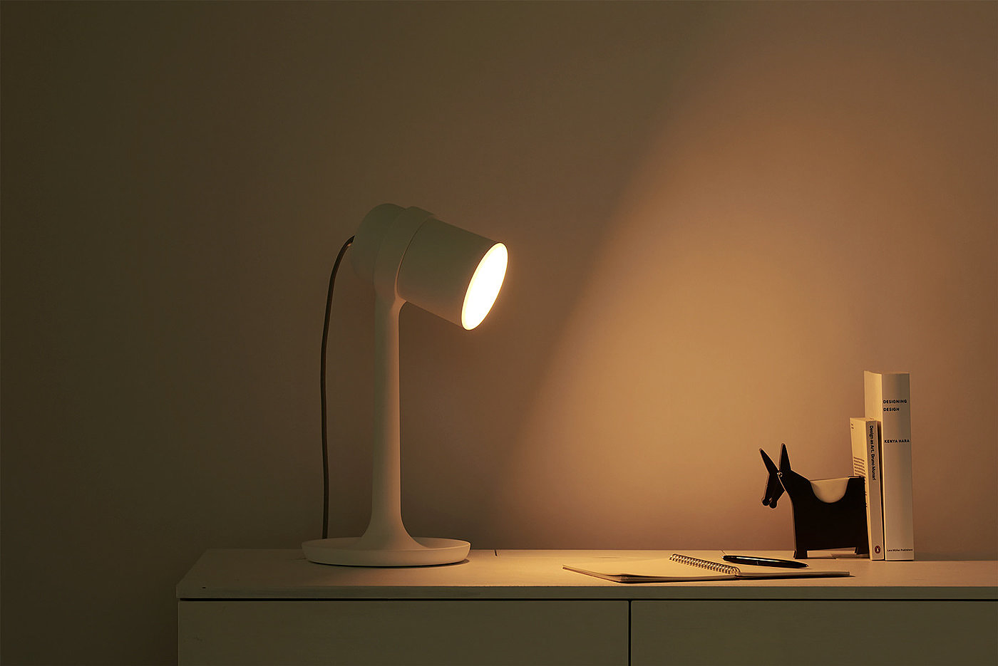 Desk lamp，white，Plain and clean，