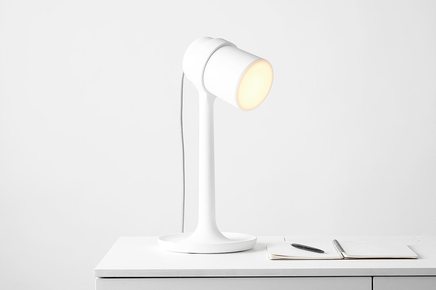 Desk lamp，white，Plain and clean，