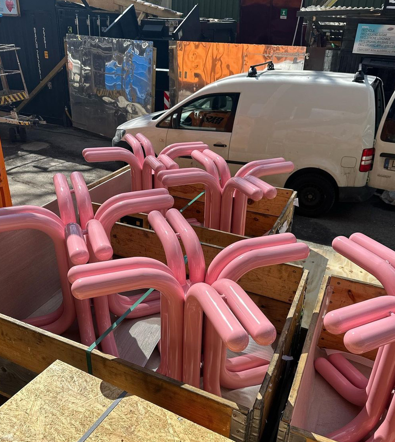 Wine table，stable，furniture design ，dream，