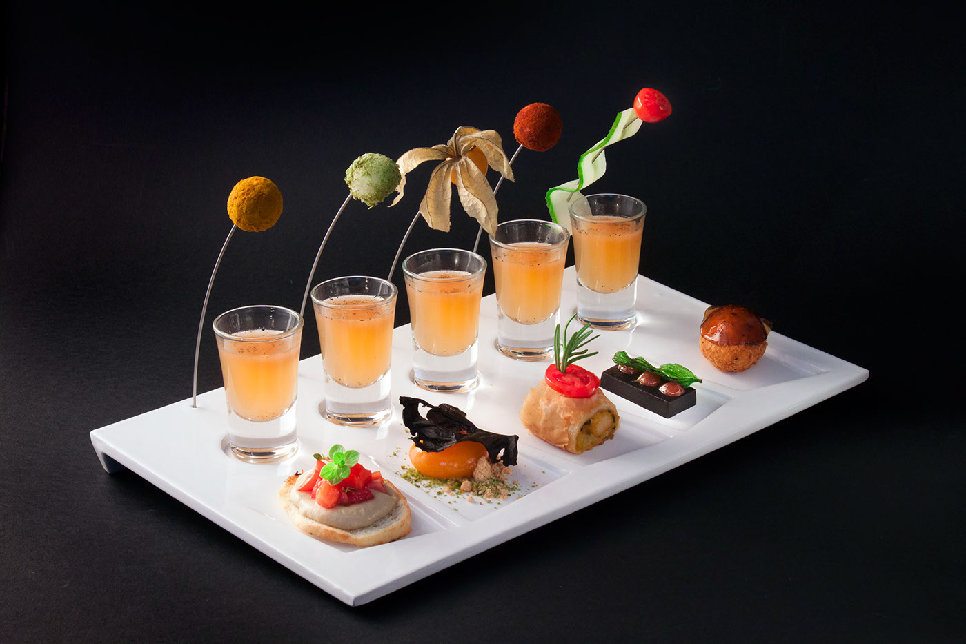 vase，Watering flowers，Shower，rock，reverent，cobblestone，Dinner plate，tableware，Plants and flowers，Grass flower，