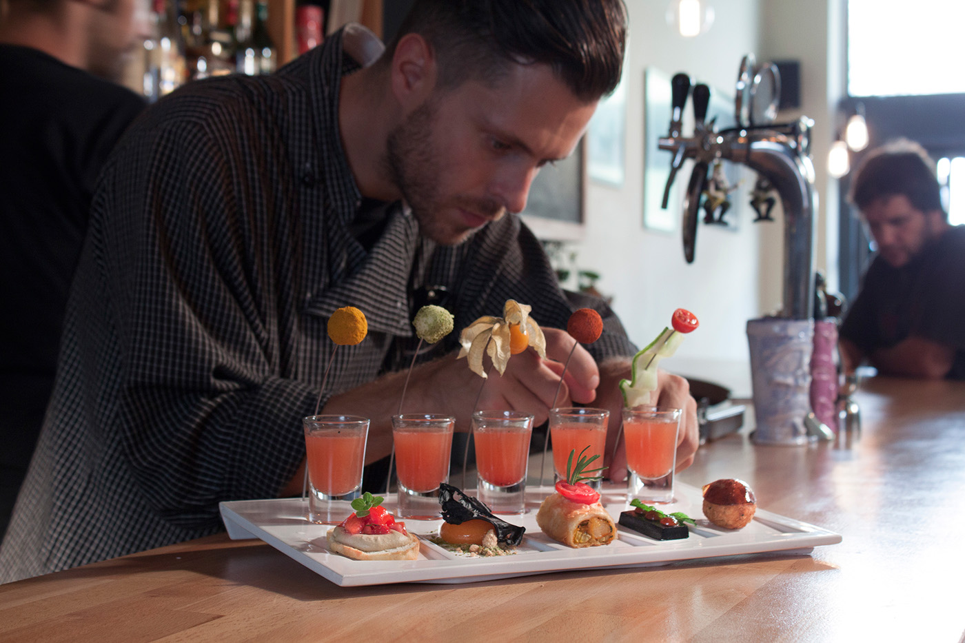 vase，Watering flowers，Shower，rock，reverent，cobblestone，Dinner plate，tableware，Plants and flowers，Grass flower，