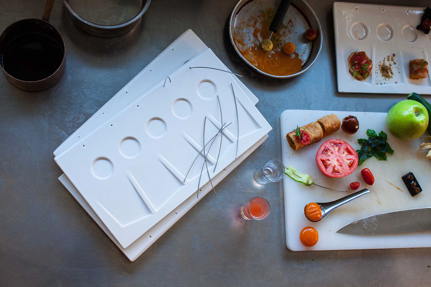 vase，Watering flowers，Shower，rock，reverent，cobblestone，Dinner plate，tableware，Plants and flowers，Grass flower，