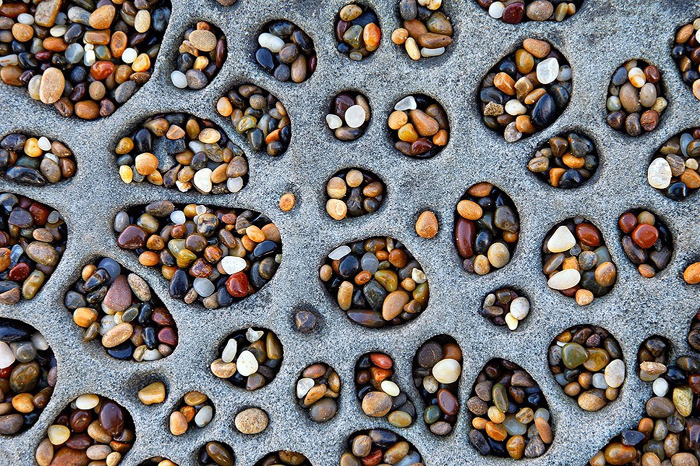 vase，Watering flowers，Shower，rock，reverent，cobblestone，Dinner plate，tableware，Plants and flowers，Grass flower，