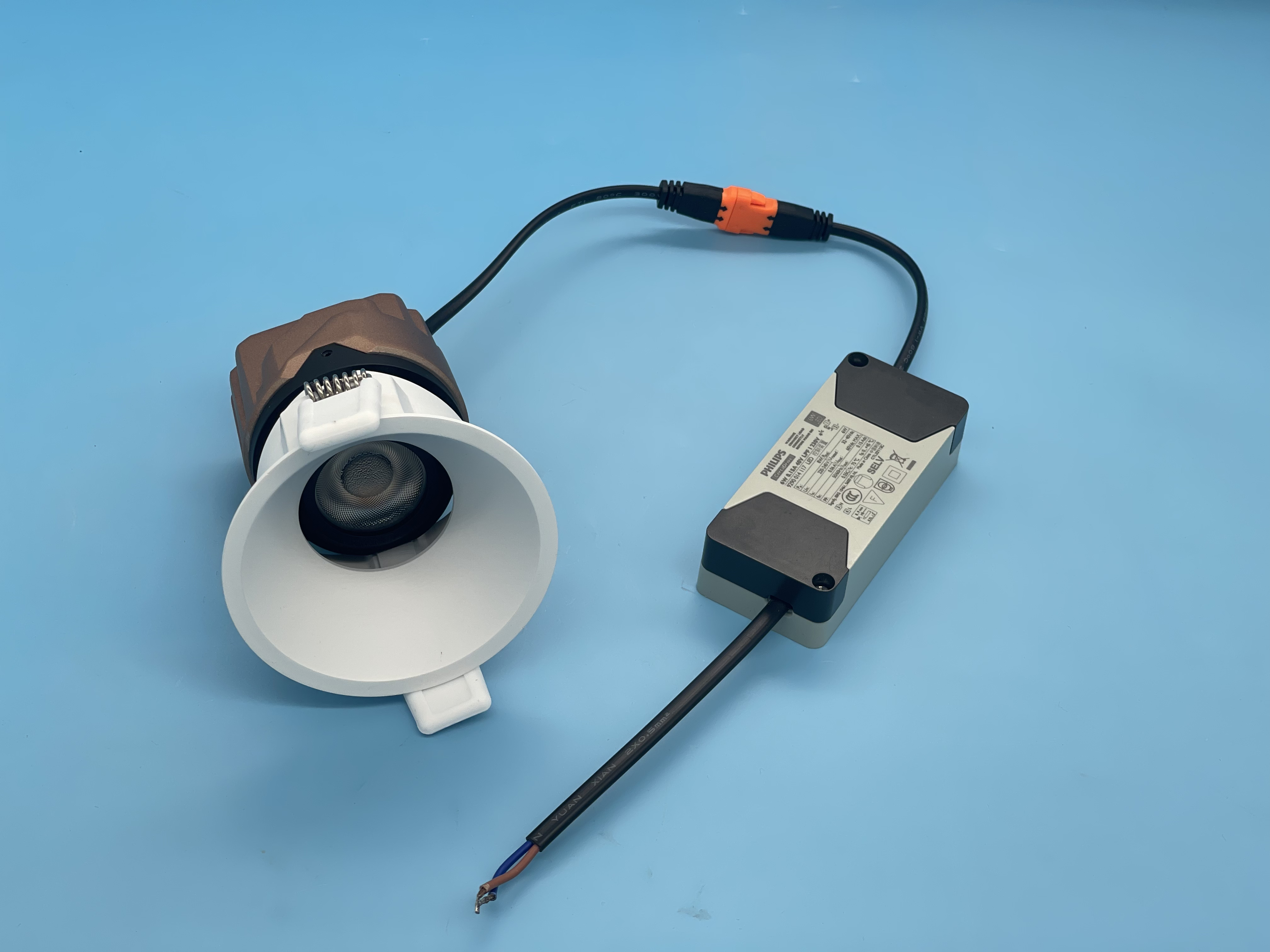 The latest high-end adjustable: deep anti glare spotlight，