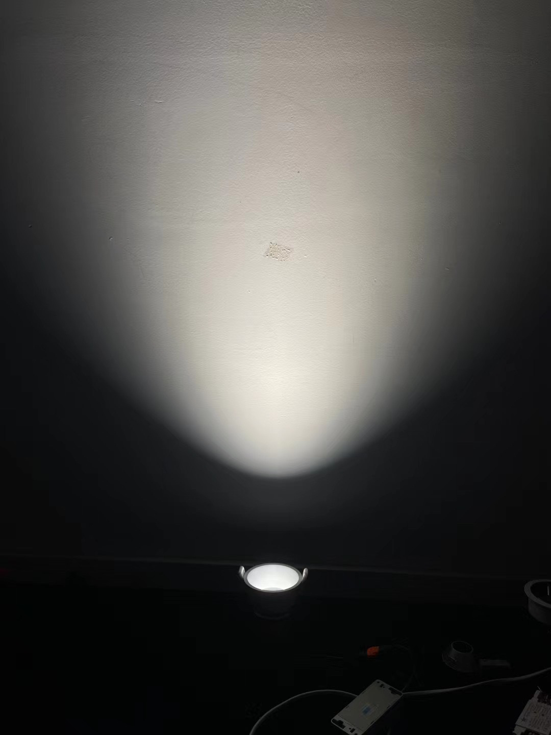 The latest high-end adjustable: deep anti glare spotlight，