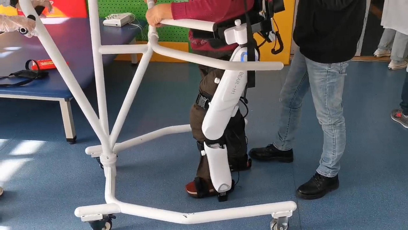 Exoskeleton robot，Wearable robot，Step robot，rehabilitation training，