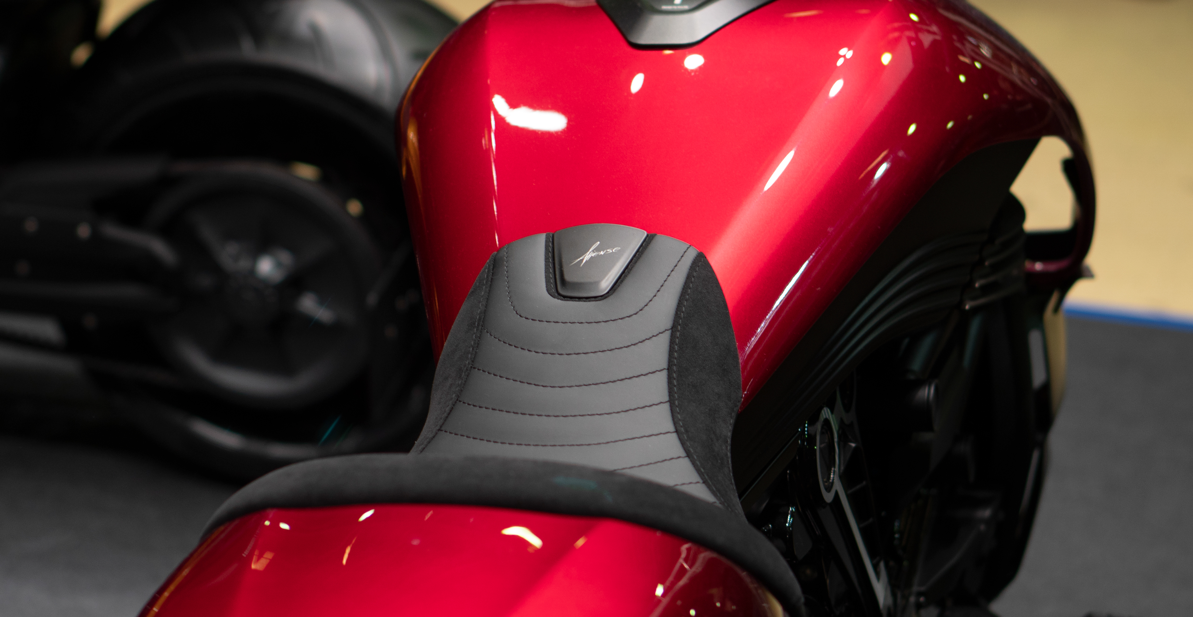 Aliense，motorcycle，black，gules，