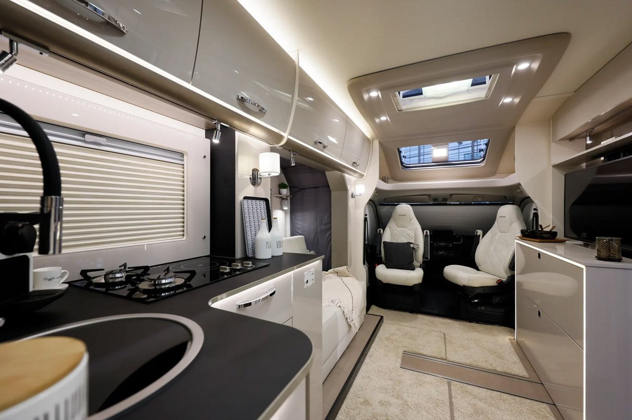 Campervan，Roof tent，Habiton，camping，on vacation，