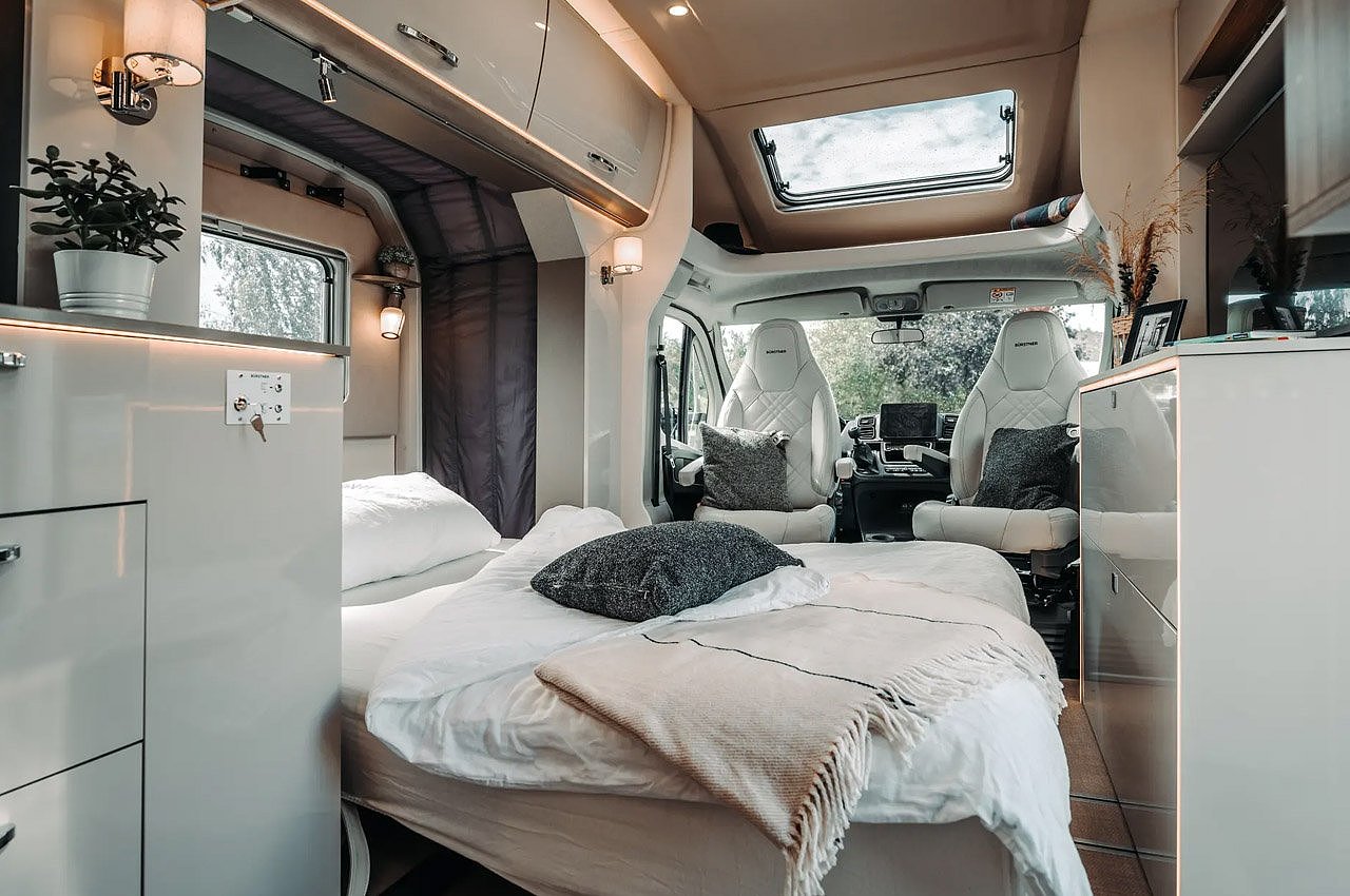 Campervan，Roof tent，Habiton，camping，on vacation，
